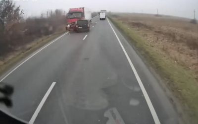 Momentul accidentului de pe DN6, soldat cu șapte morți: microbuzul negru intră în plin într-un TIR