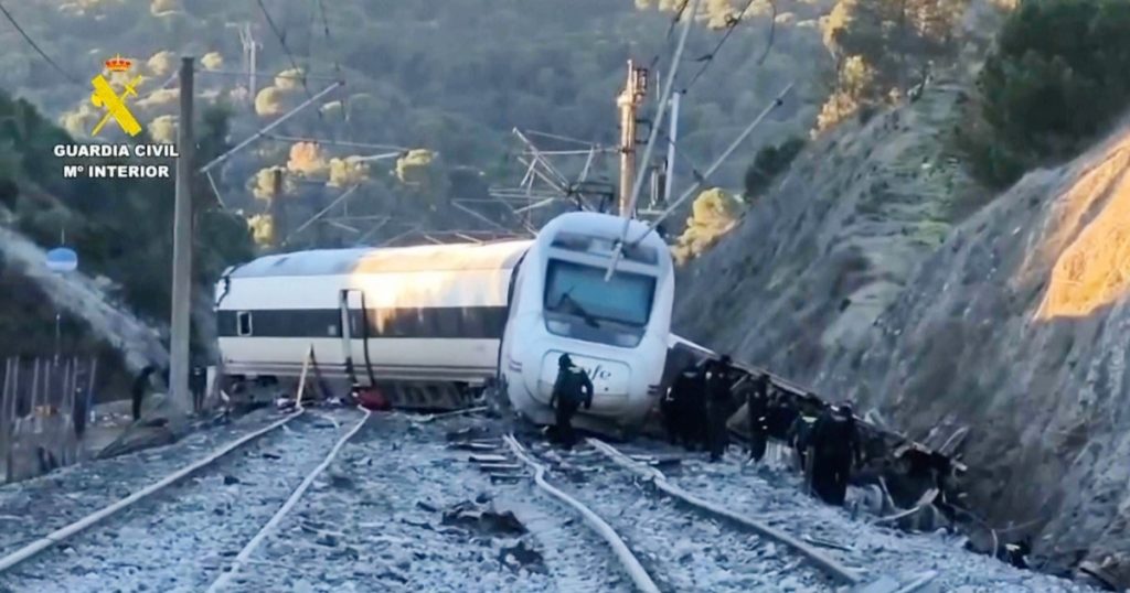 MAE: Un român aflat în unul dintre trenurile implicate în accidentul feroviar din Spania a fost rănit uşor