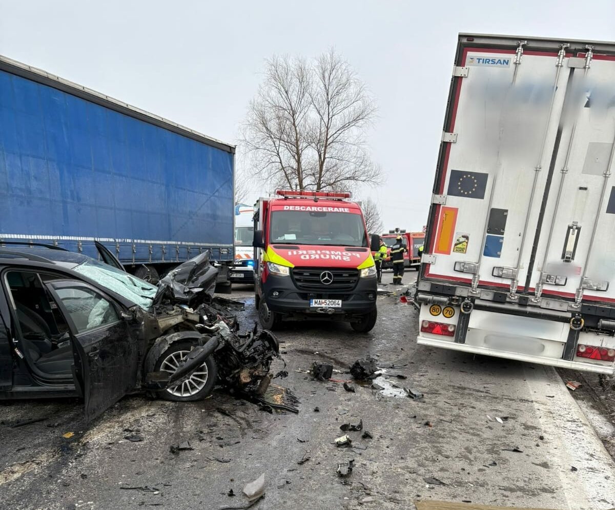 Accident rutier grav în Dărmănești: Un mort și mai mulți răniți Luni, un accident devastator a avut loc pe raza localității Dărmănești, în județul Suceava, implicând două autotrenuri, un microbuz de transport marfă și un autoturism
