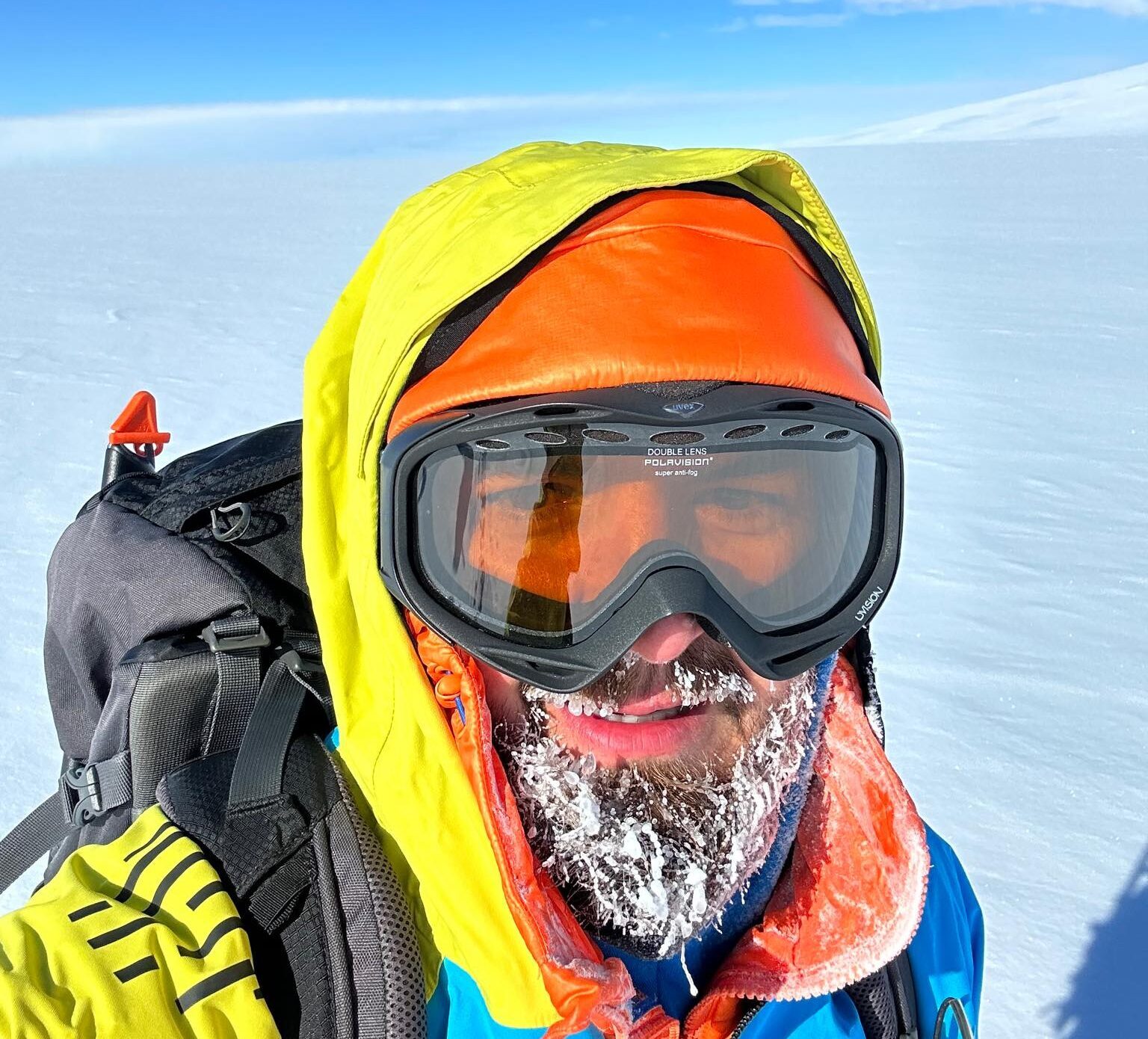 Adrian Ahrițculesei, alpinistul român care a făcut istorie în Antarctica, a reușit să atingă un nou punct de referință pentru sportivii din țara noastră, devenind primul român care ajunge la Polul Sud