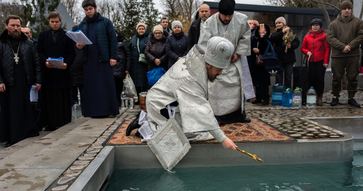 Tradiții de Bobotează 2026. Ce nu au voie credincioșii să facă după slujba de sfințire a apei. Ce simbolizează aruncarea crucii