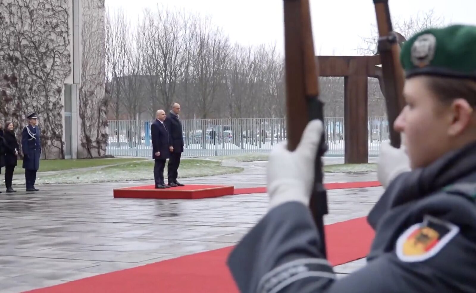Premierul României, Nicolae Bolojan, a marcat vizita oficială în Germania printr-un gest menit să promoveze memoria Holocaustului și să întărească relațiile bilaterale
