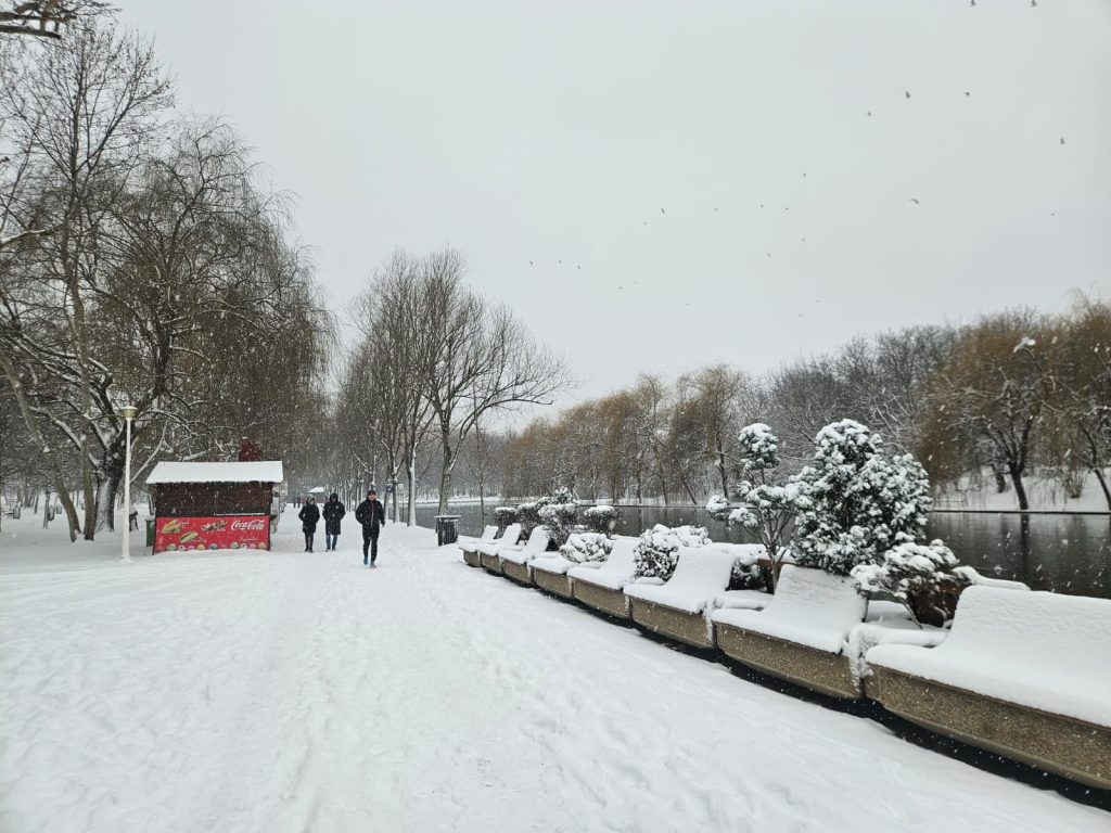 Ninsori în București. La cât ajunge stratul de zăpadă și cum arată prognoza meteo pentru luni