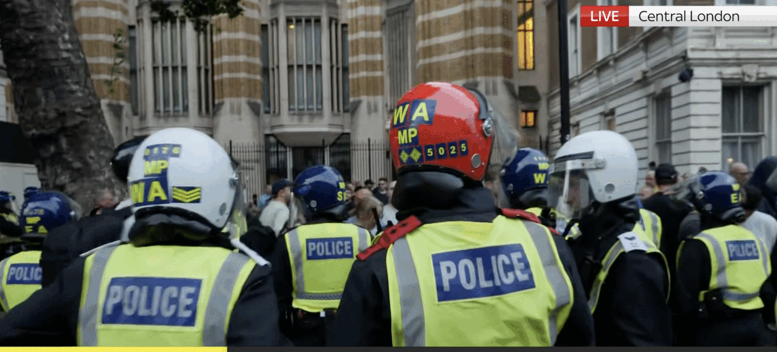 Zeci de persoane arestate după protestul extrem de controversat într-o închisoare din Londra Un eveniment neobișnuit și tensionat zguduie recent scena penitenciară din Marea Britanie, după ce poliția din Londra a anunțat arestarea a 86 de indivizi, acuzați de intruziune și perturbare a ordinii publice