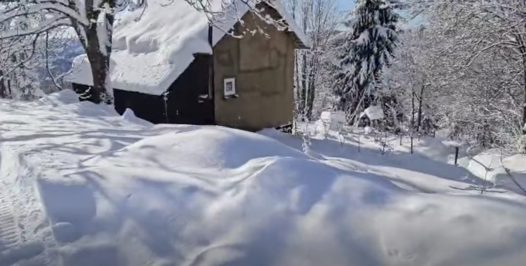 Casa-de-vacanta-in-zapada-zapada-la-munte.jpg