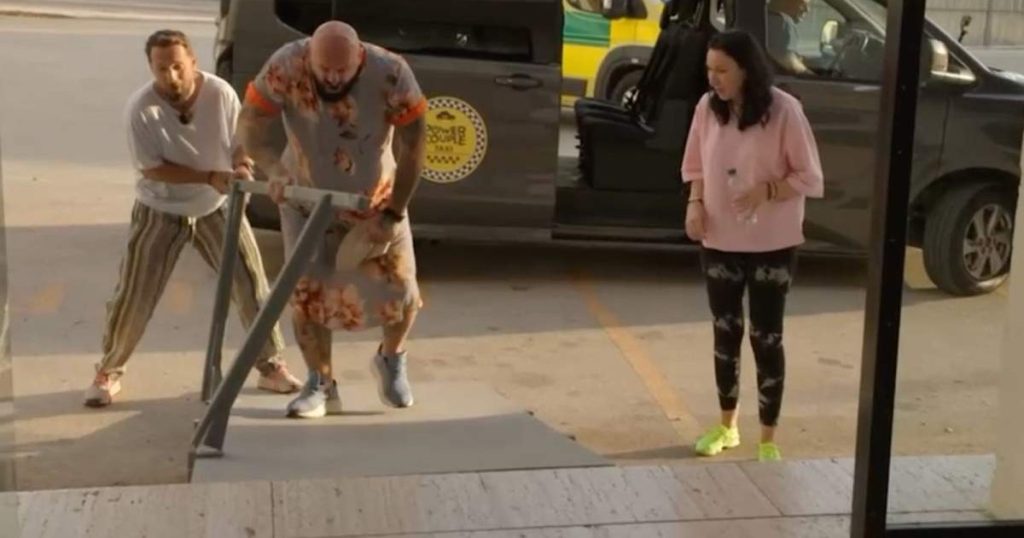 Cătălin Zmărăndescu a rupt o balustradă și s-a plimbat cu ea prin spital la Power Couple, la proba „Au, mami!”