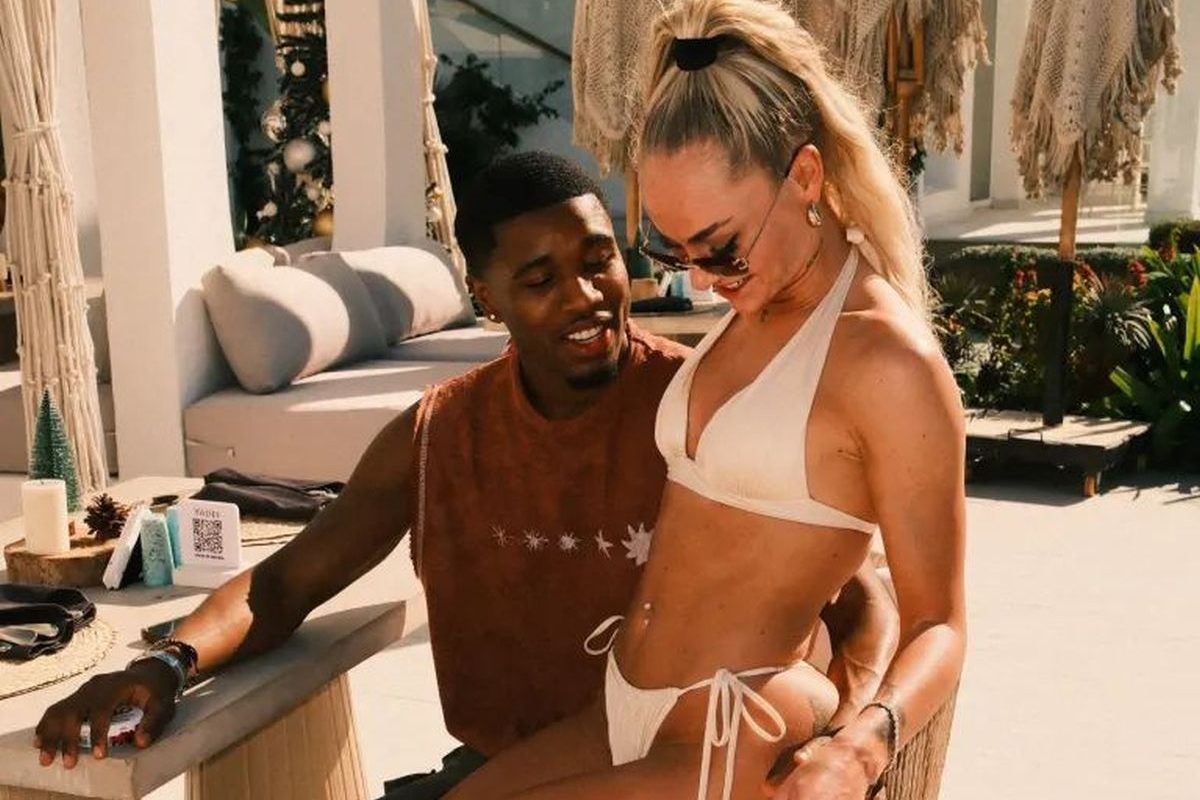 L-a uitat rapid pe jucător » Cea mai sexy fotbalistă tocmai și-a oficializat relația cu ispita de la Insula Iubirii