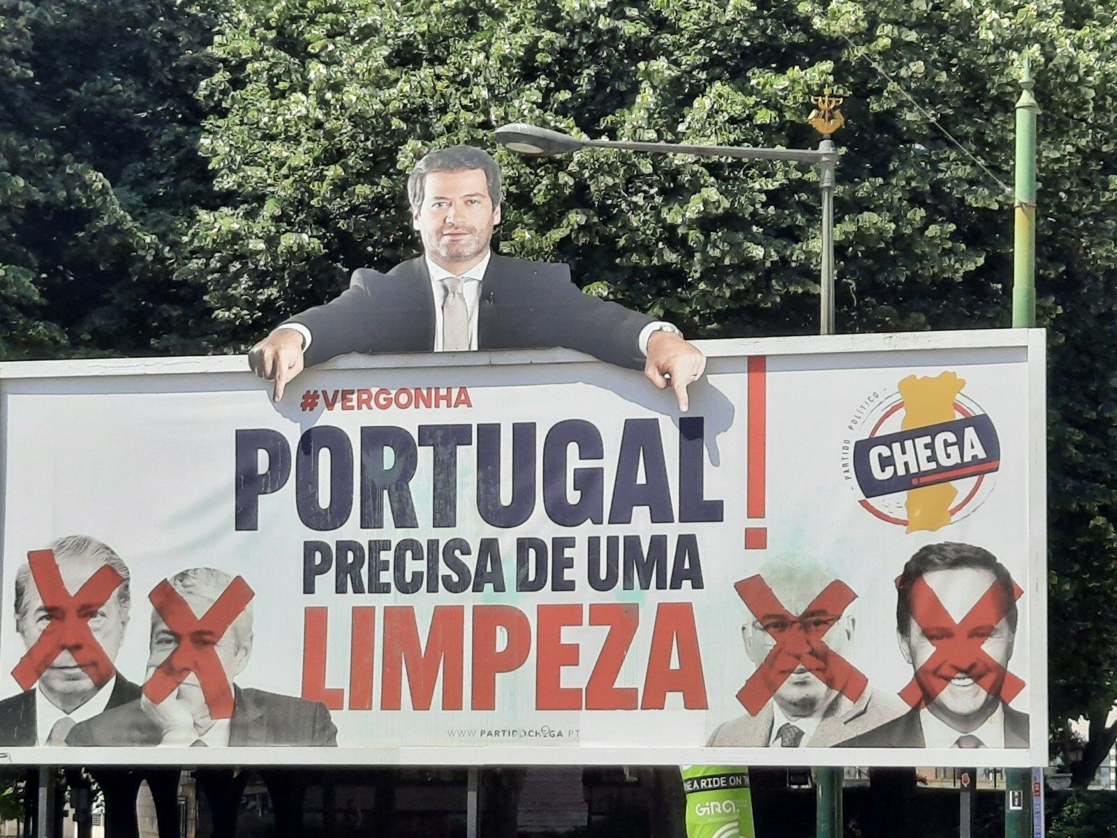 Un candidat de extremă dreaptă izbutște să domine sondajele înainte de alegerile prezidențiale din Portugalia, punând în pericol tradiționala stabilitate politică a țării