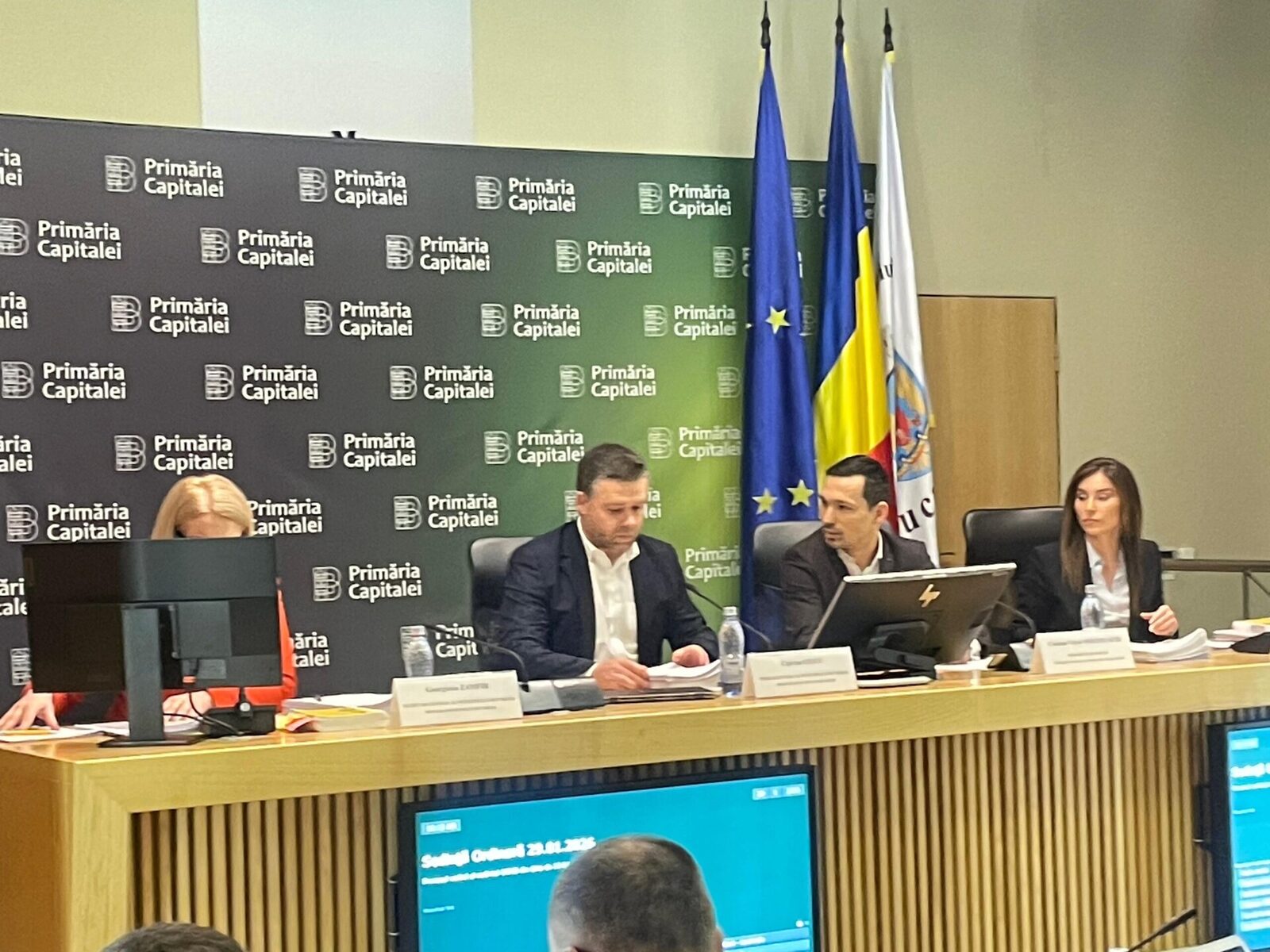 Primăria Capitalei, în centrul tensiunilor: ședința CGMB inaugurează mandatul lui Ciprian Ciucu într-un climat de controverse și abordări dure Noul mandat al primarului Ciprian Ciucu a debutat cu o ședință marcată de tensiuni și controverse, odată cu prima ședință a Consiliului General al Municipiului București (CGMB de la instaurarea sa oficială în funcție)