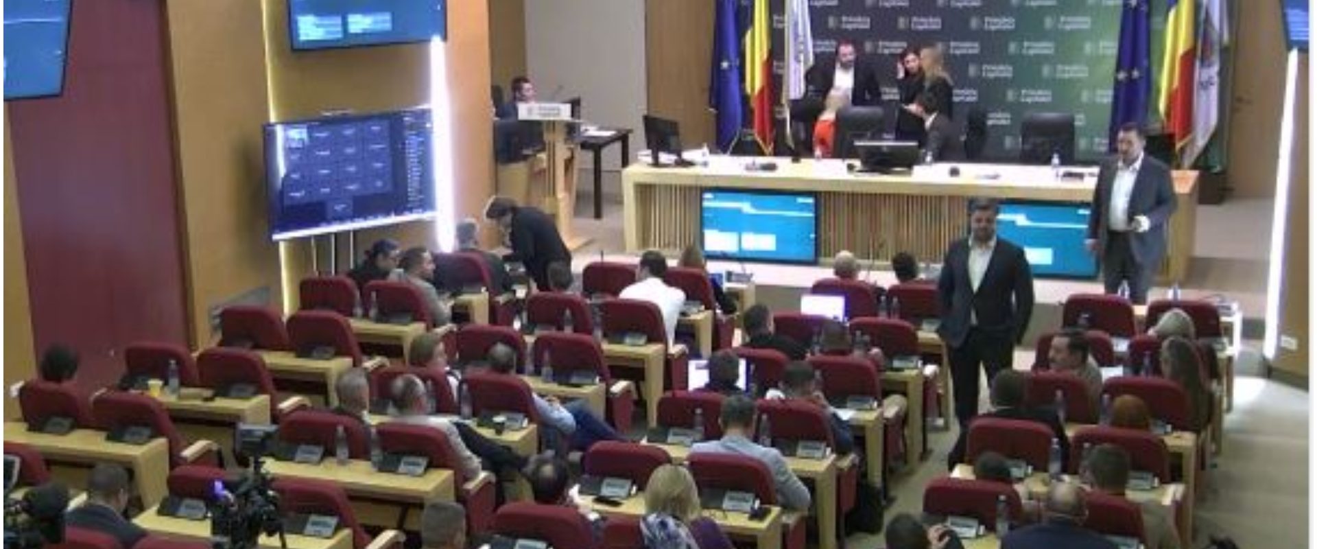 Schimb de replici între Stelian Bujduveanu și directorul Centrului Cultural „Lumina”, la ședința Consiliului General al PMB: „Nu vă contest în niciun fel calitatea artistică a dumneavoastră, dar vă contest tupeul” : Europa FM