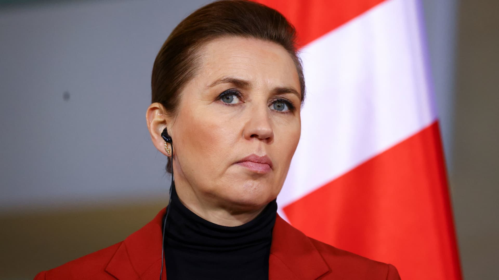 Danemarca avertizează SUA: Greenland nu este de vânzare Prim-ministrul danez, Mette Frederiksen, a transmis o avertizare clară președintelui american Donald Trump, solicitându-i să înceteze amenințările referitoare la achiziționarea Greenland-ului