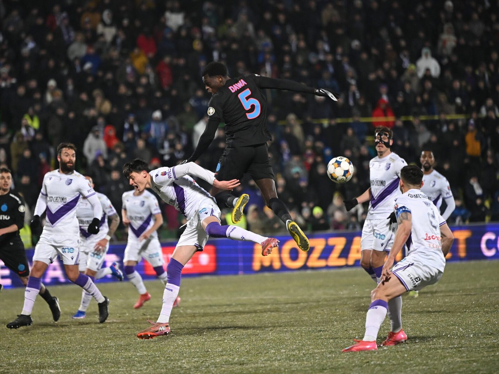 Revenirea lui Joyskim Dawa: O speranță pentru FCSB După o absență de 300 de zile cauzată de o ruptură a ligamentelor încrucișate, Joyskim Dawa a revenit pe teren, jucând 45 de minute la meciul FC Argeș – FCSB, încheiat cu rezultatul de 1-0 pentru gazde