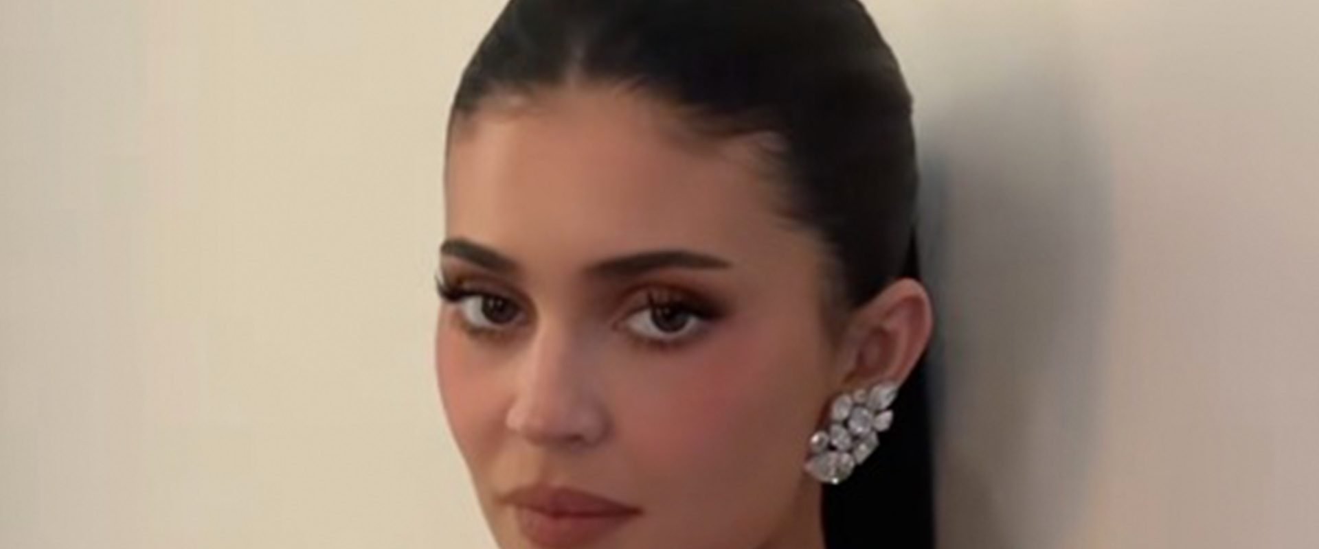 Kylie Jenner strălucește la Globurile de Aur 2026, alături de Timothée Chalamet Kylie Jenner a captat atenția tuturor cu apariția sa strălucitoare la cea de-a 83-a ediție a Globurilor de Aur, desfășurată recent
