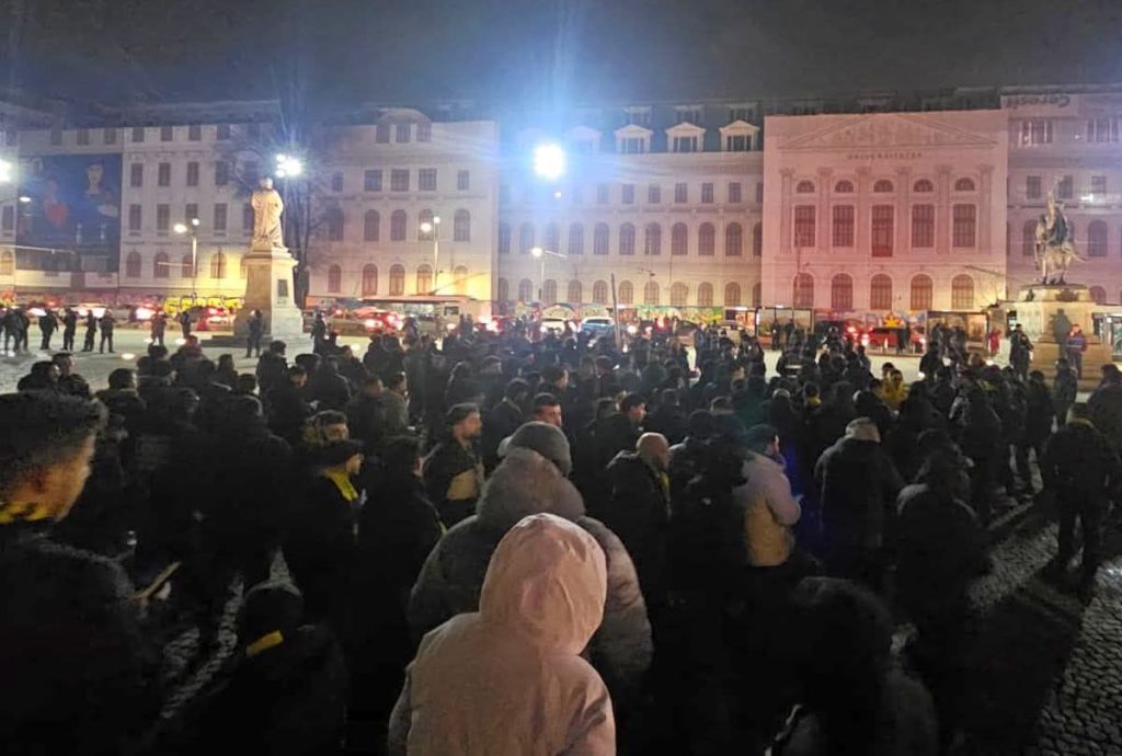 Fanii lui Fenerbahce s-au strâns în Centrul Vechi din București! Imagini în timp real de la reporterii GSP