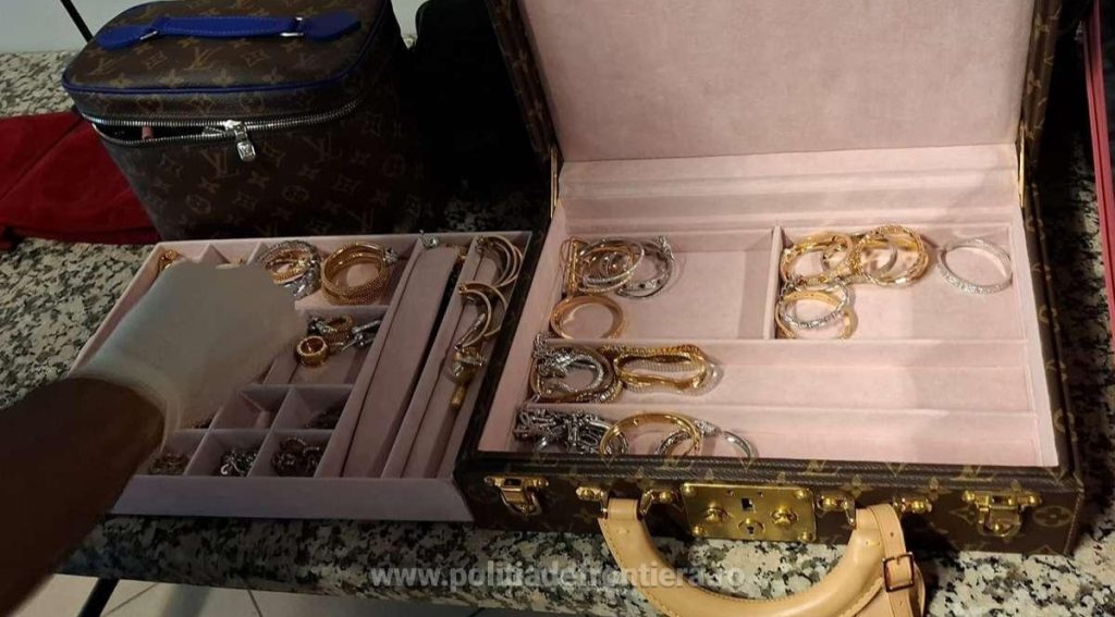 Femei-bijuterii-ceasuri-bunuri-3-milioane-de-euro.jpg