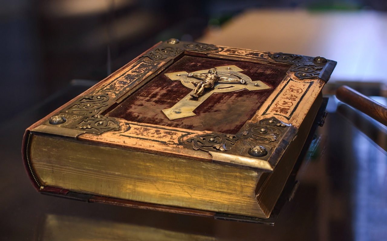 Vânzările de Biblii din Marea Britanie ating cele mai ridicate niveluri din ultimii ani, semnalând o revenire notabilă pentru librăriile creștine după ani de stagnare și scădere