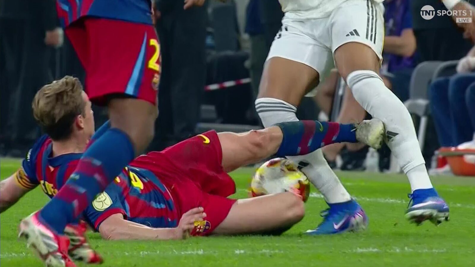 Frenkie de Jong, eliminat după un fault dur asupra lui Kylian Mbappe Frenkie de Jong, mijlocașul neamț al echipei FC Barcelona, a fost trimis de pe teren în urma unei intervenții violente asupra starului francez Kylian Mbappe, în minutele de final ale Supercupei Spaniole disputate duminică seara