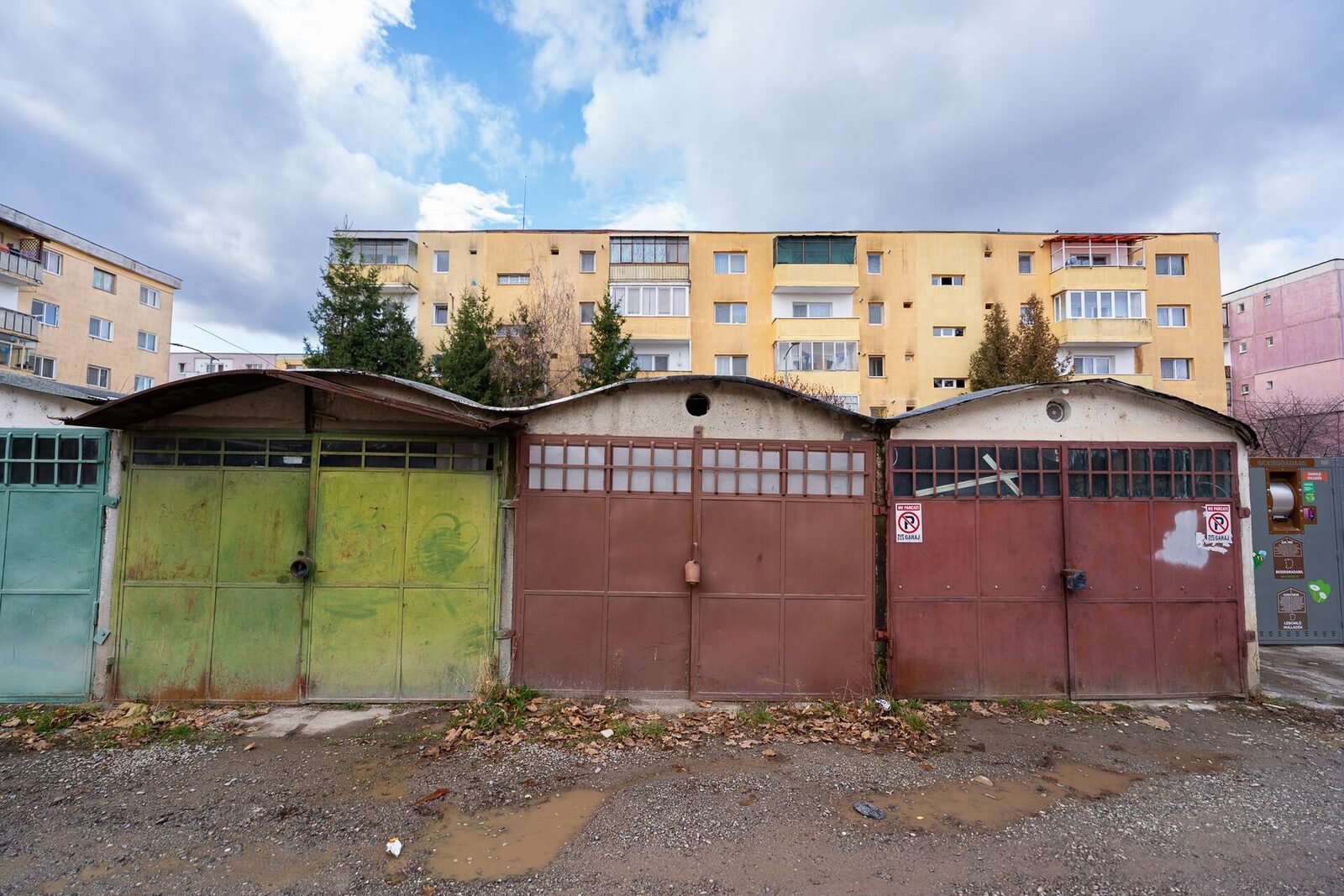 Primăria Sfântu Gheorghe încurajează păstrarea garajelor, fără demolări masive Primăria municipiului Sfântu Gheorghe a anunțat recent o serie de măsuri menite să sprijine proprietarii de garaje, într-o mișcare diferită față de alte orașe din țară, unde aproape toate construcțiile de acest tip au fost demolate pentru reamenajări urbane
