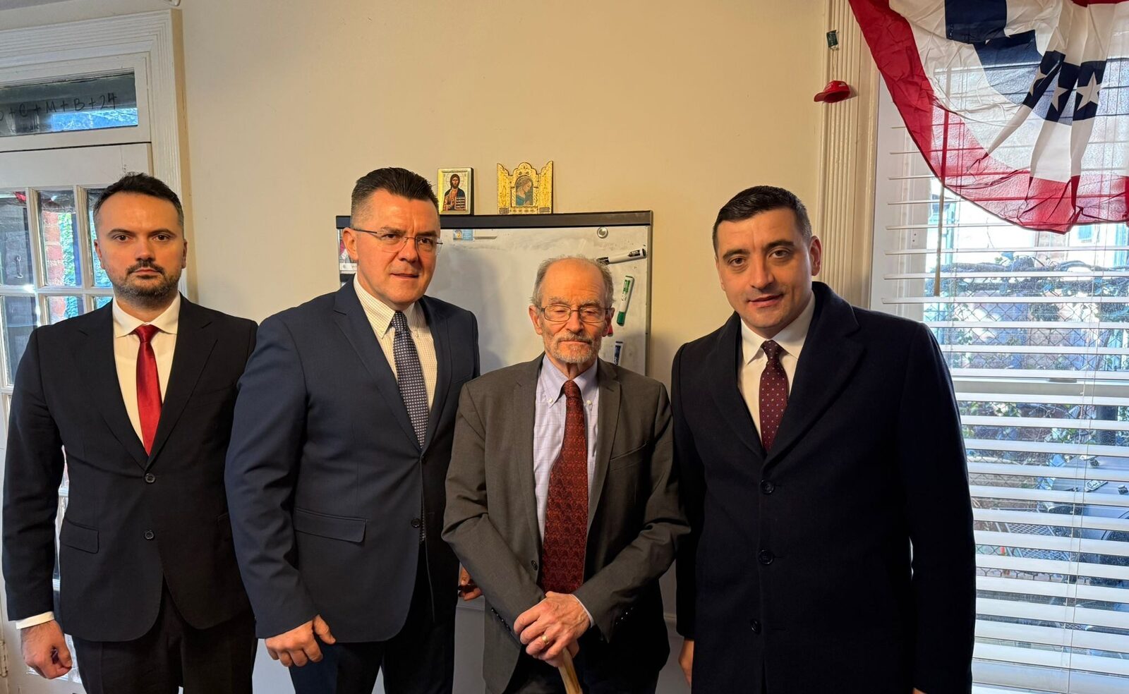 Întâlnire controversată între lideri AUR și un expert american, în contextul atacurilor la adresa partidului O întâlnire privată dintre doi dintre cei mai influenți lideri ai partidului extremist AUR și un important analist american a stârnit valuri de reacții și critici în spațiul politic românesc