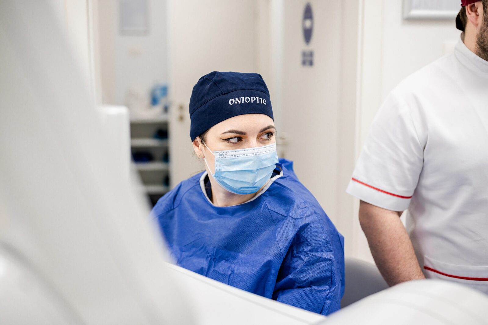 România se confruntă cu o criză acută în sistemul medical, unde numărul insuficient de spitale și supra-aglomerarea unităților sanitare pun în pericol sănătatea și viețile pacienților