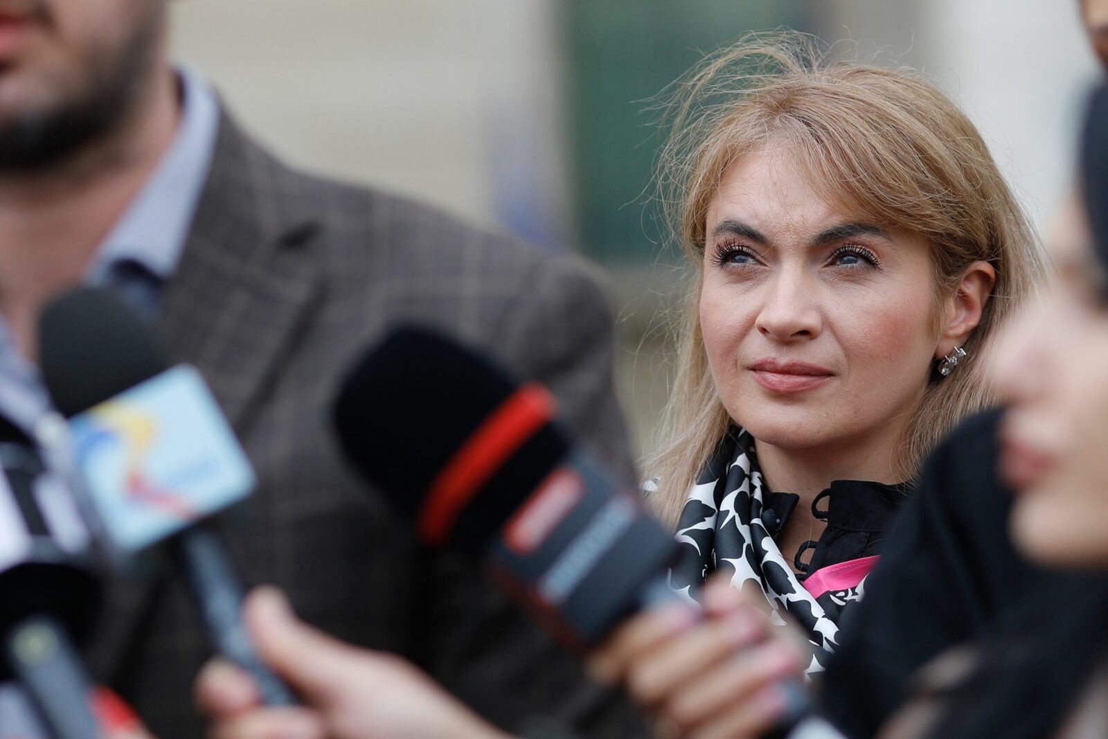 Avocata Silvia Uscov contestă în instanță numirile judecătorilor CCR Dacian Dragoș și Mihai Bucuioc, într-un context marcat de tensiuni acute în justiție și politică Luni, la Curtea de Apel București, avocatul Silvia Uscov a depus două acțiuni distincte cu scopul de a anula acte administrative legate de numirile judecătorilor Curții Constituționale a României (CCR), Dacian Dragoș și Mihai Bucuioc