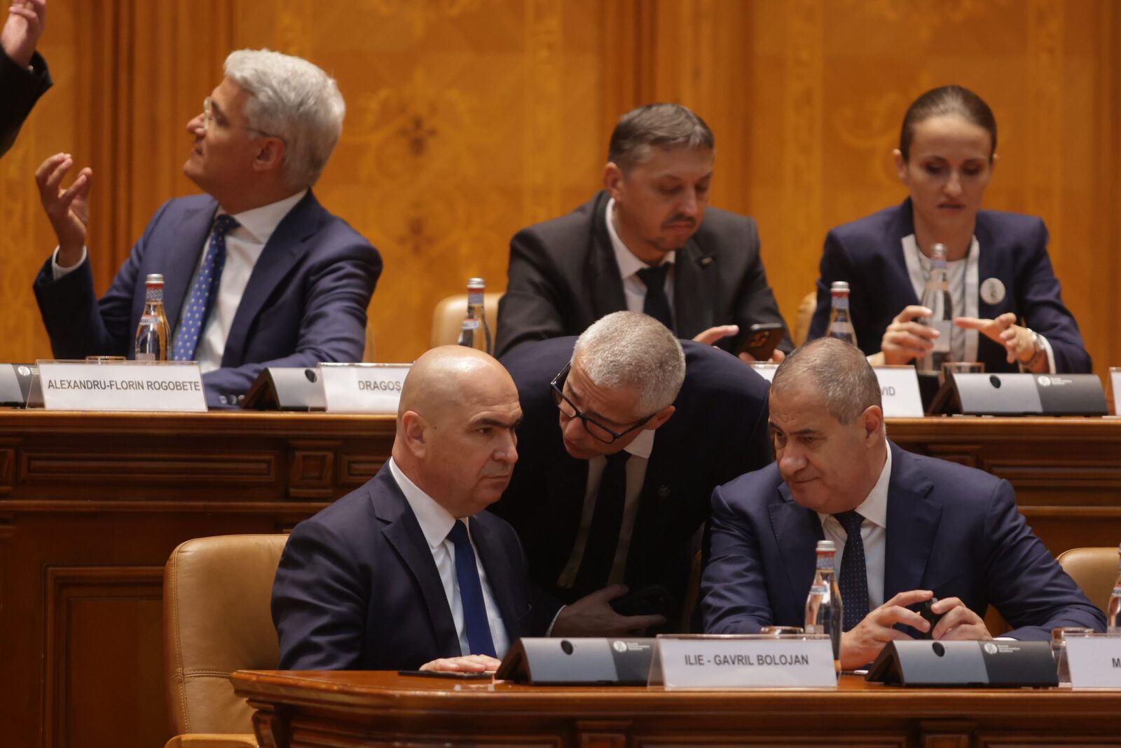 Critici dure la adresa premierului Bolojan în scandalul plagiatului ministrului Justiției Reacțiile la adresa premierului Ilie Bolojan continuă să se intensifice, după comentariile sale controversate privind acuzațiile de plagiat aduse ministrului Justiției, Radu Marinescu