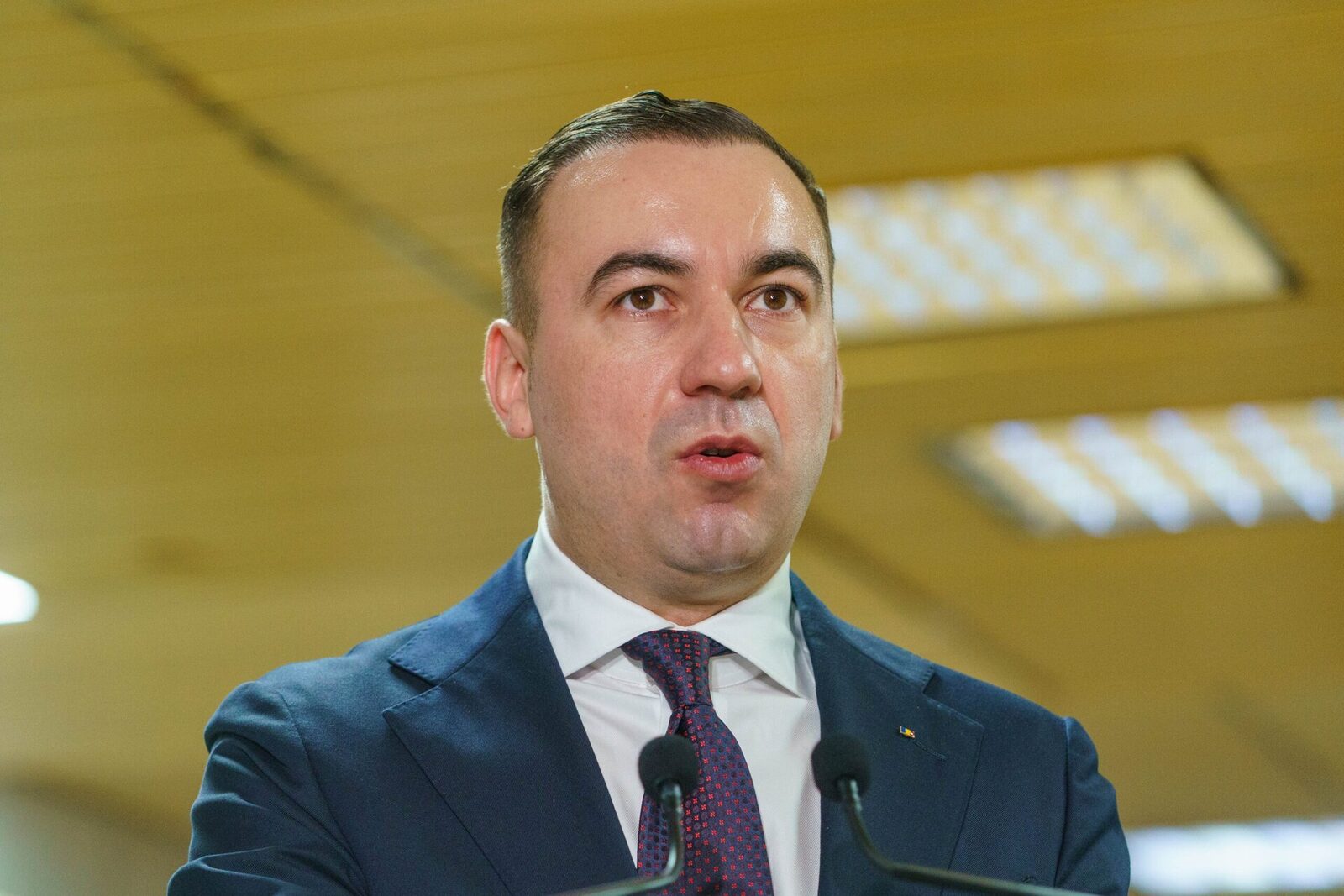 Capitala se confruntă zilnic cu o pierdere semnificativă de apă caldă, o problemă ce ar putea alimenta aproape 75.000 de apartamente, în condițiile în care rețeaua de termoficare învechită și-a depășit limitele funcționării normale