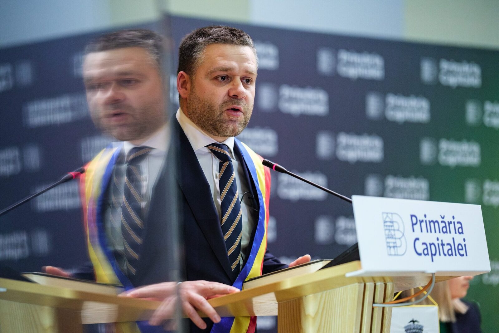 Prima ședință a noului mandat al Primarului General al Capitalei, Ciprian Ciucu, s-a dovedit a fi un teatru al absurdului, în adevăratul sens al cuvântului