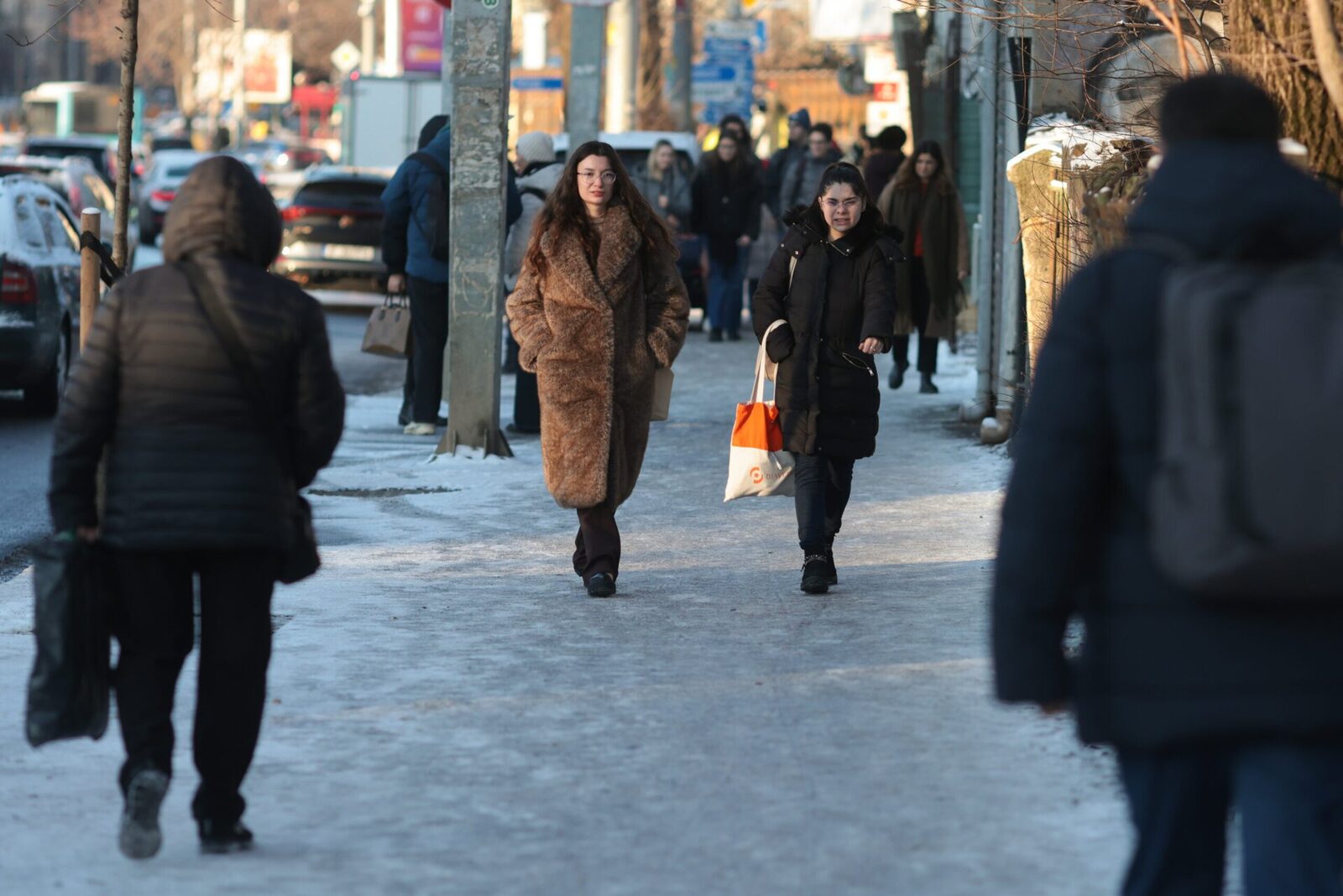 Bucureștiul se confruntă în continuare cu un peisaj de iarnă extrem de dificil, stratul de zăpadă depus în ultimele zile fiind departe de a se topi