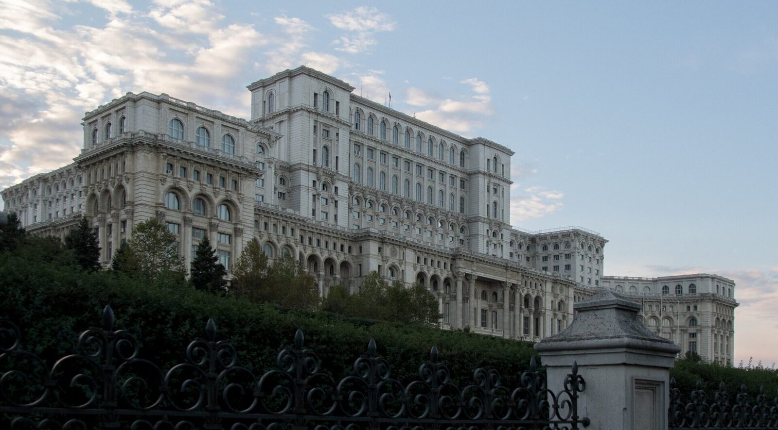 Palatul Parlamentului va fi iluminat în roșu pe data de 11 februarie, marcând astfel Ziua Europeană a Numărului de Urgență 112