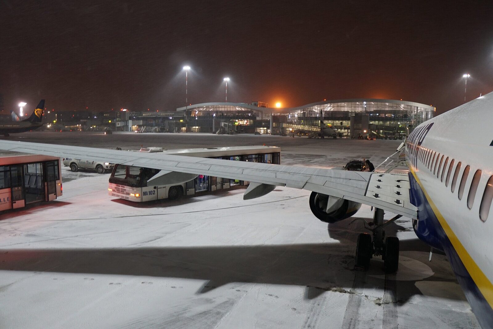 Traficul aerian de pe aeroporturile Otopeni și Băneasa funcționează în condiții de iarnă, după ninsorile din weekend, anunță oficialii Companiei Naționale Aeroporturi București (CNAB)