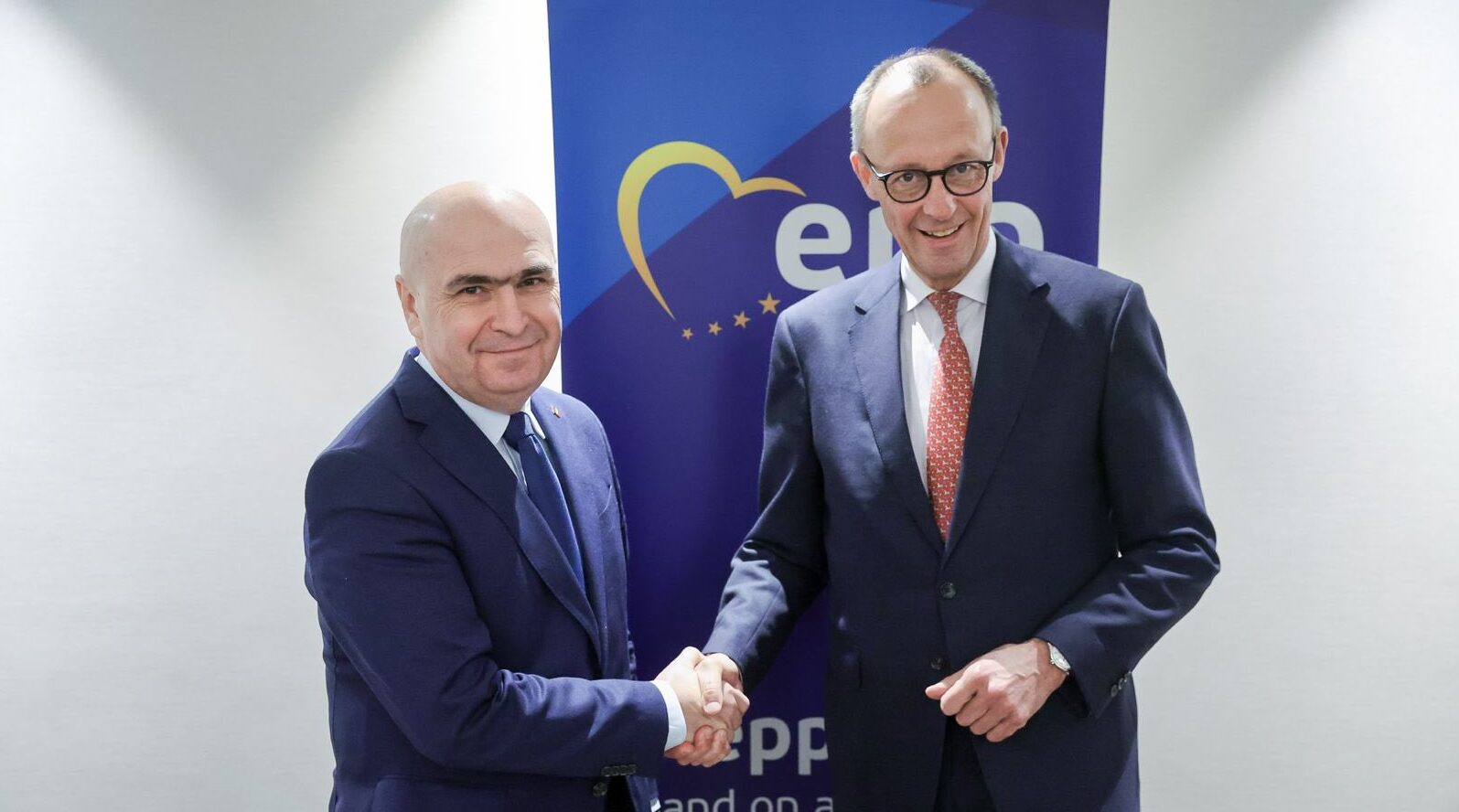Premierul Ilie Bolojan în vizită oficială în Germania: o mână de legături strategice și dialog diplomatic Premierul român Ilie Bolojan a pornit marți într-o vizită oficială în Germania, o deplasare menită să întărească colaborarea bilaterală și să deschidă noi perspective de dezvoltare pentru România
