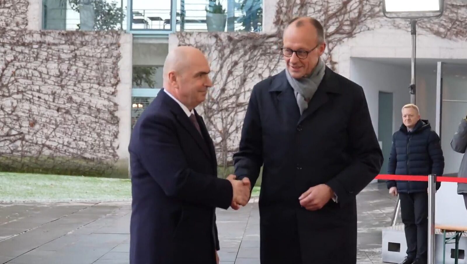 Premierul Ilie Bolojan în vizită oficială în Germania, discuție crucială cu Friedrich Merz Ilie Bolojan, premierul României, a început marți o vizită oficială de două zile în Germania, un partener strategic pentru țara noastră, în încercarea de a consolida relațiile bilaterale și de a discuta despre colaborarea economică și politică