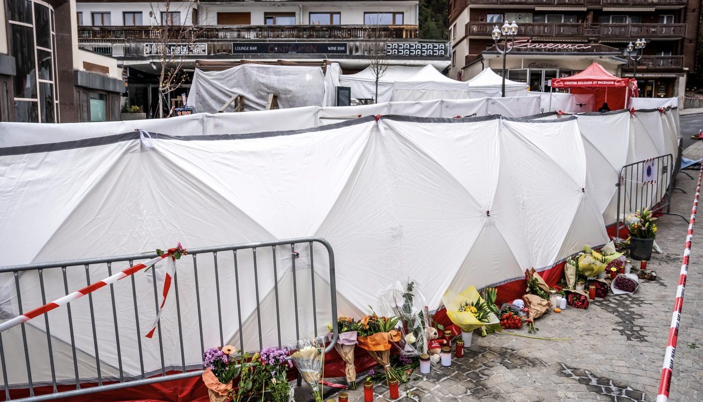 Prima ipoteză a anchetatorilor despre cauza incendiului din stațiunea de schi Crans-Montana / 40 de morți și 119 răniți. Un tânăr român, dat dispărut. Multe victime, încă neidentificate / Sky News amintește de Colectiv