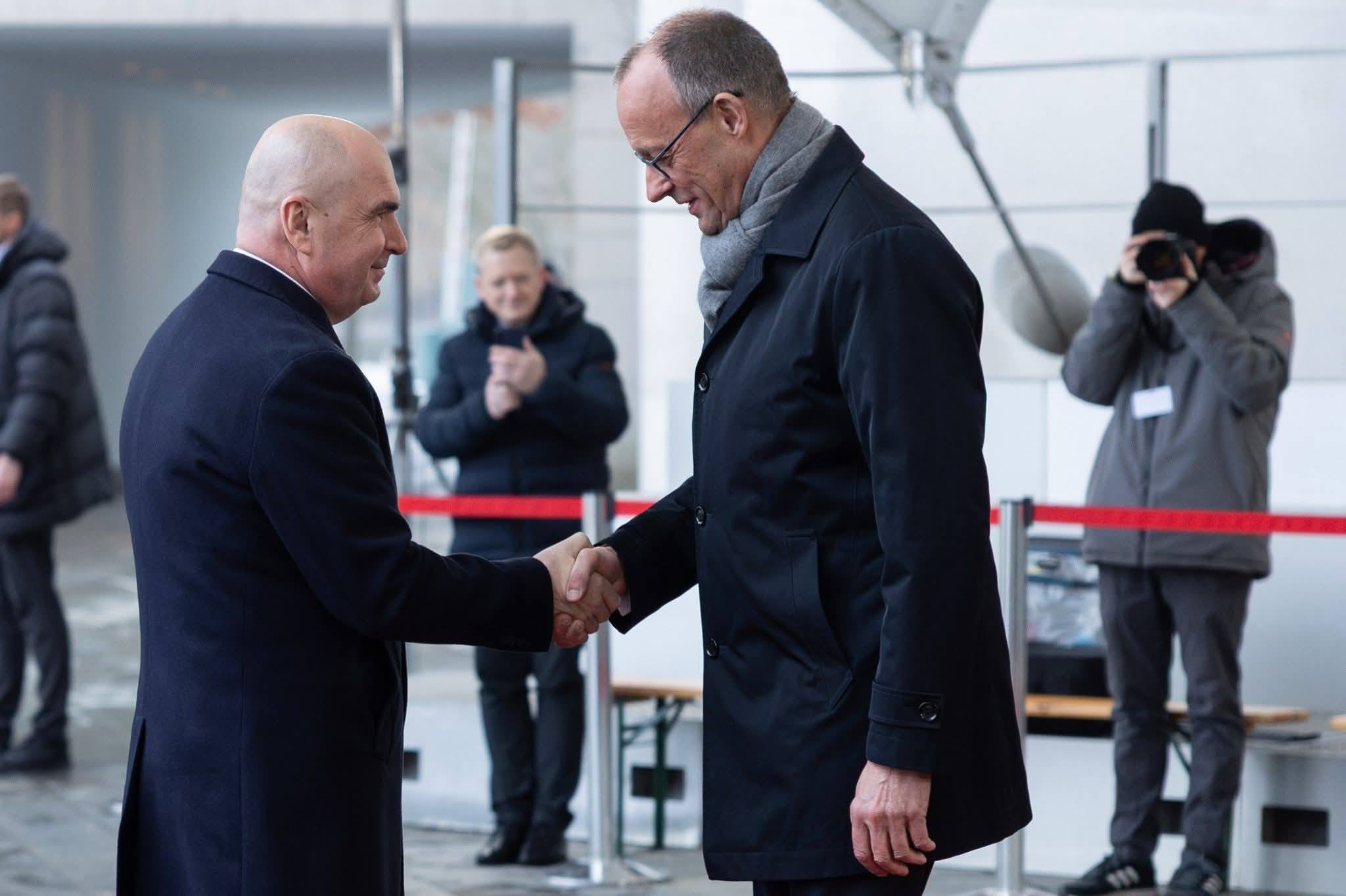 Invitaţia lui Bolojan: Cancelarul Germaniei, rugat să vină la Bucureşti Premierul României, Ilie Bolojan, i-a lansat miercuri o invitaţie cancelarului german, Friedrich Merz, de a veni la Bucureşti în acest an