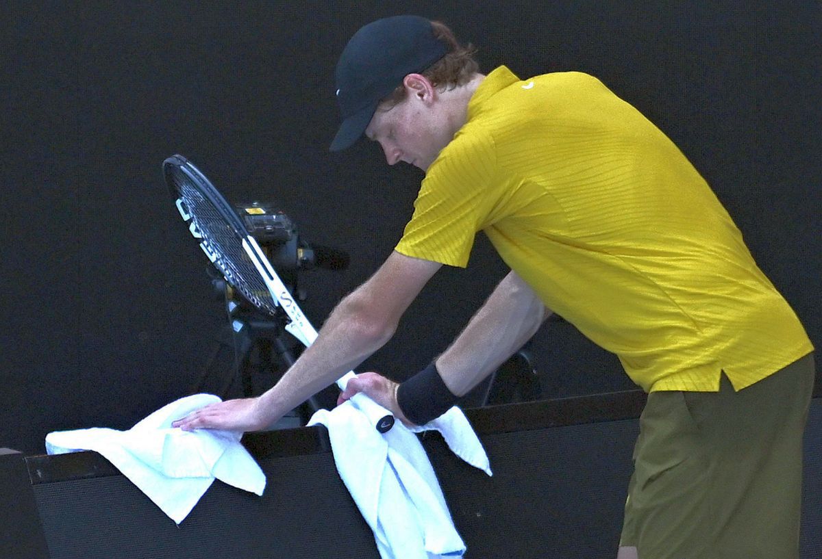 Victorie dramatică pentru Jannik Sinner la Australian Open Jannik Sinner a înfruntat un adevărat coșmar pe terenul de tenis din Melbourne, dar a reușit să se impună în fața americanului Eliot Spizzirri, cu un scor de 4-6, 6-3, 6-4, 6-4