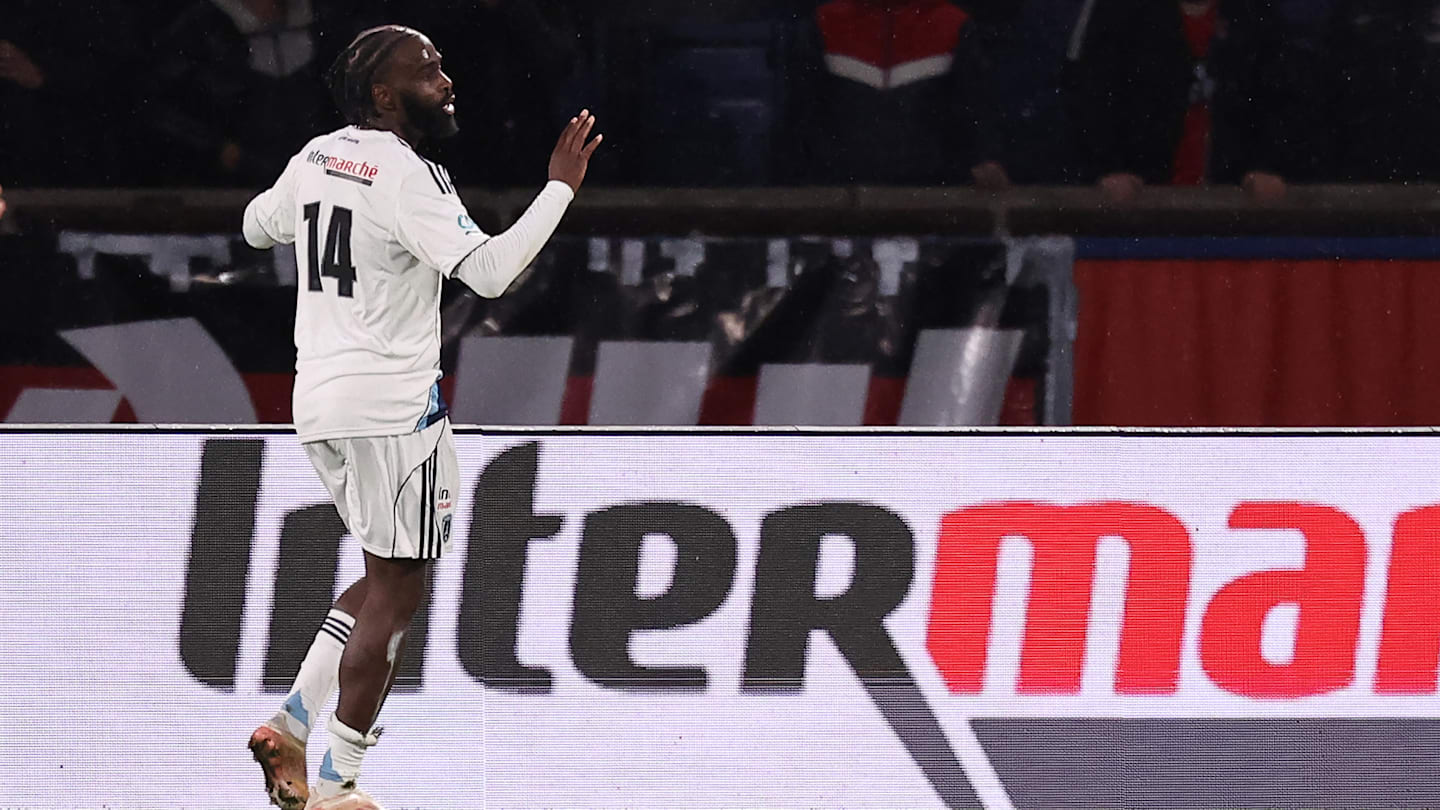Jonathan Ikoné, autorul victoriei în fața PSG, își păstrează modestia după meci Într-un meci tensionat din șaisprezecimile Cupei Franței, Jonathan Ikoné a fost eroul echipei sale cu un gol marcat în fața Paris Saint-Germain, conducându-i astfel la o eliminare surprinzătoare
