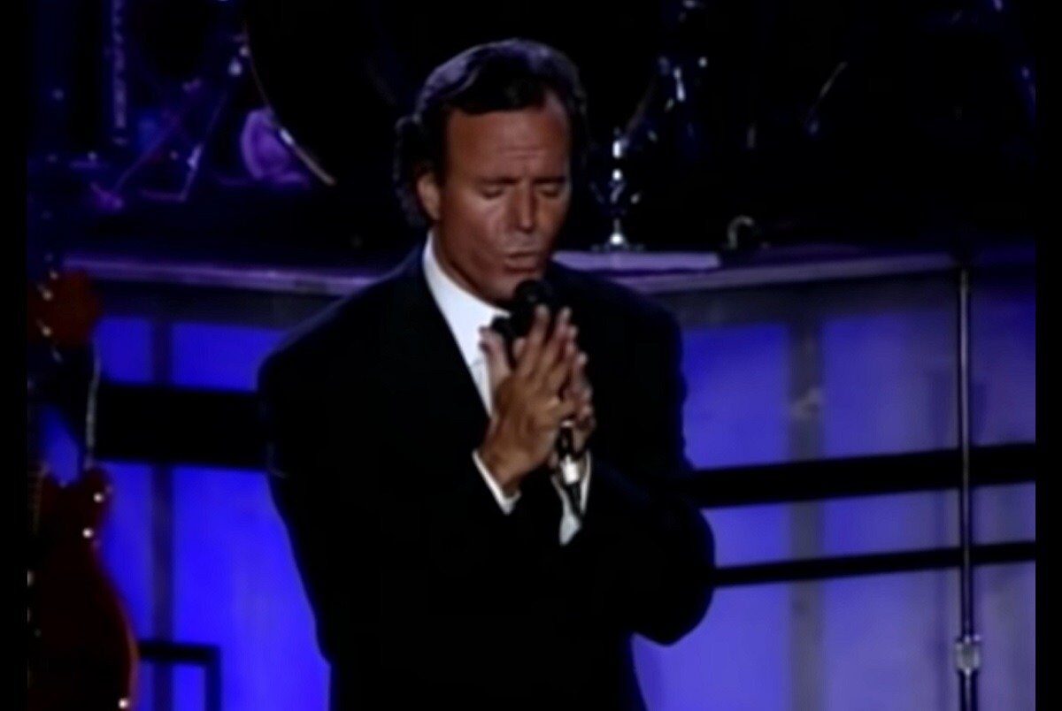 Julio Iglesias, legendarul cântăreț spaniol, unul dintre cei mai iconici artiști de pe planetă, se află în centrul unui scandal ce amenință să-i șubrezească imaginea de artist și de persoană publică