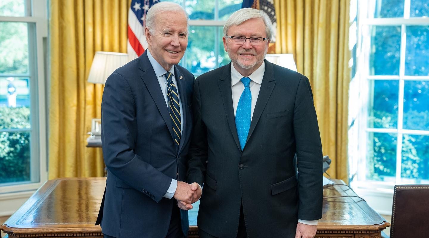 Kevin-Rudd-ambasadorul-Australiei-in-SUA-si-presedintele-american-Joe-Biden-la-Washington-pe-1-mai-2.jpeg