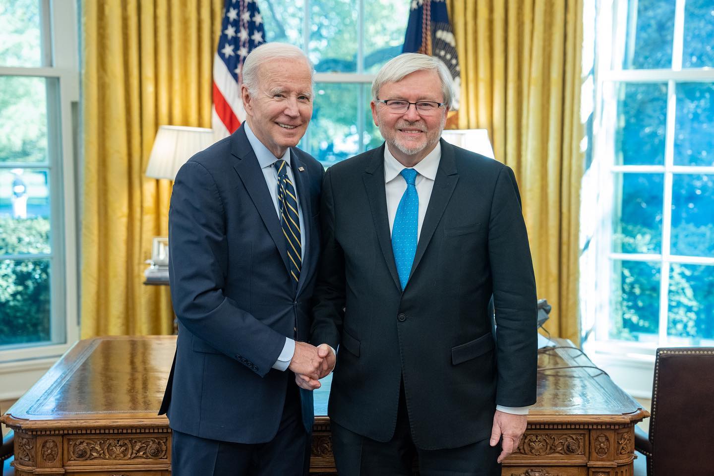 Kevin Rudd, fostul prim-ministru al Australiei, demisionează din poziția de ambasador al țării în Statele Unite Renumele și controversele au însoțit cariera diplomatului australian Kevin Rudd, cel care recent și-a anunțat plecarea din poziția de ambasador al Australiei în Statele Unite