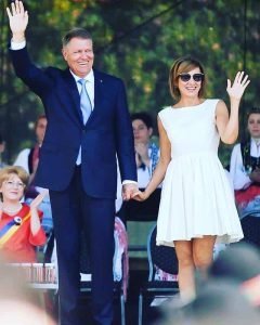Soțiile Iohannis, somate să achite datoriile la bugetul local până în 2025, pe listă veche a datornicilor (Turnul Sfatului)
