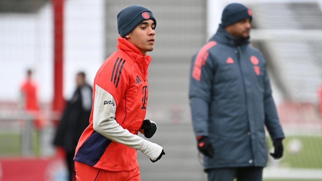 Bayern Münchens Offensivspieler und deutscher Nationalspieler Jamal Musiala trainiert vor den Augen seines Trainers Vincent Kompany