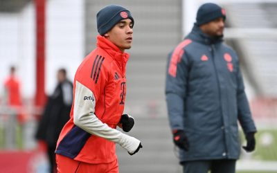 Bayern Münchens Offensivspieler und deutscher Nationalspieler Jamal Musiala trainiert vor den Augen seines Trainers Vincent Kompany