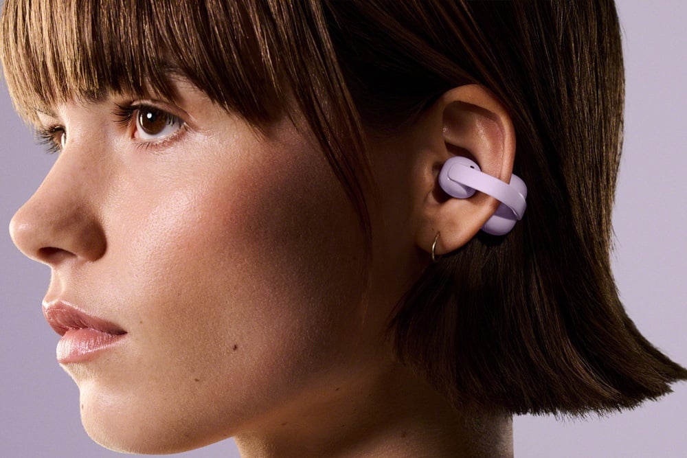Sony introduce pe piață LinkBuds Clip, o inovație în domeniul căștilor in-ear, special concepută pentru utilizatorii dinamici care vor să fie conectați constant la mediul înconjurător fără a sacrifica experiența auditivă
