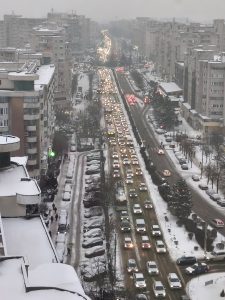Metroul din Cluj: Soluția mult așteptată pentru iarnă Clujul s-a îmbrăcat în zăpadă în ultimele zile, iar condițiile meteo nefavorabile au scos în evidență vulnerabilitatea transportului în comun din oraș