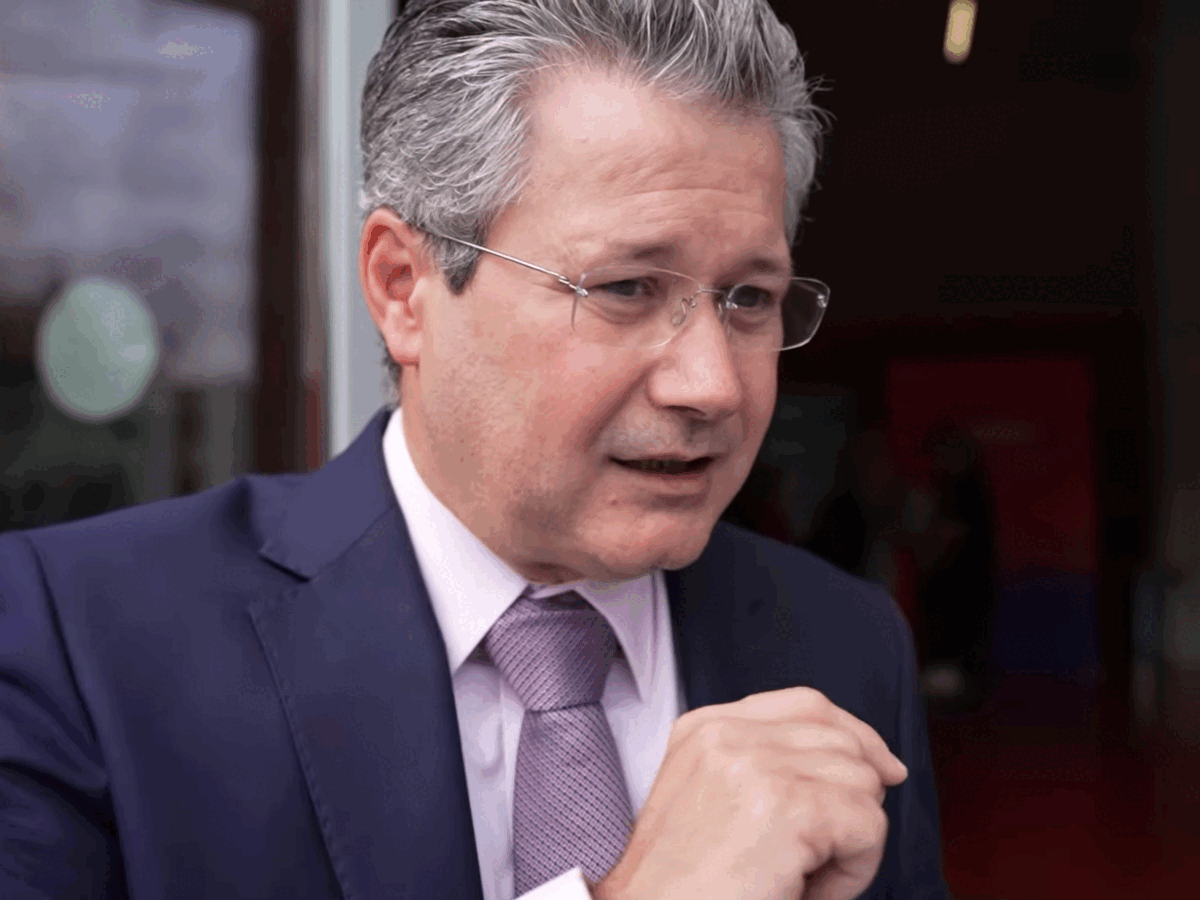 Mihnea Costoiu, singurul rector din România fără titlul de doctor, a primit recent titlul de Doctor Honoris Causa din partea Universității Tehnice a Moldovei (UTM), o decorație ce a stârnit multiple reacții în mediul academic și nu numai