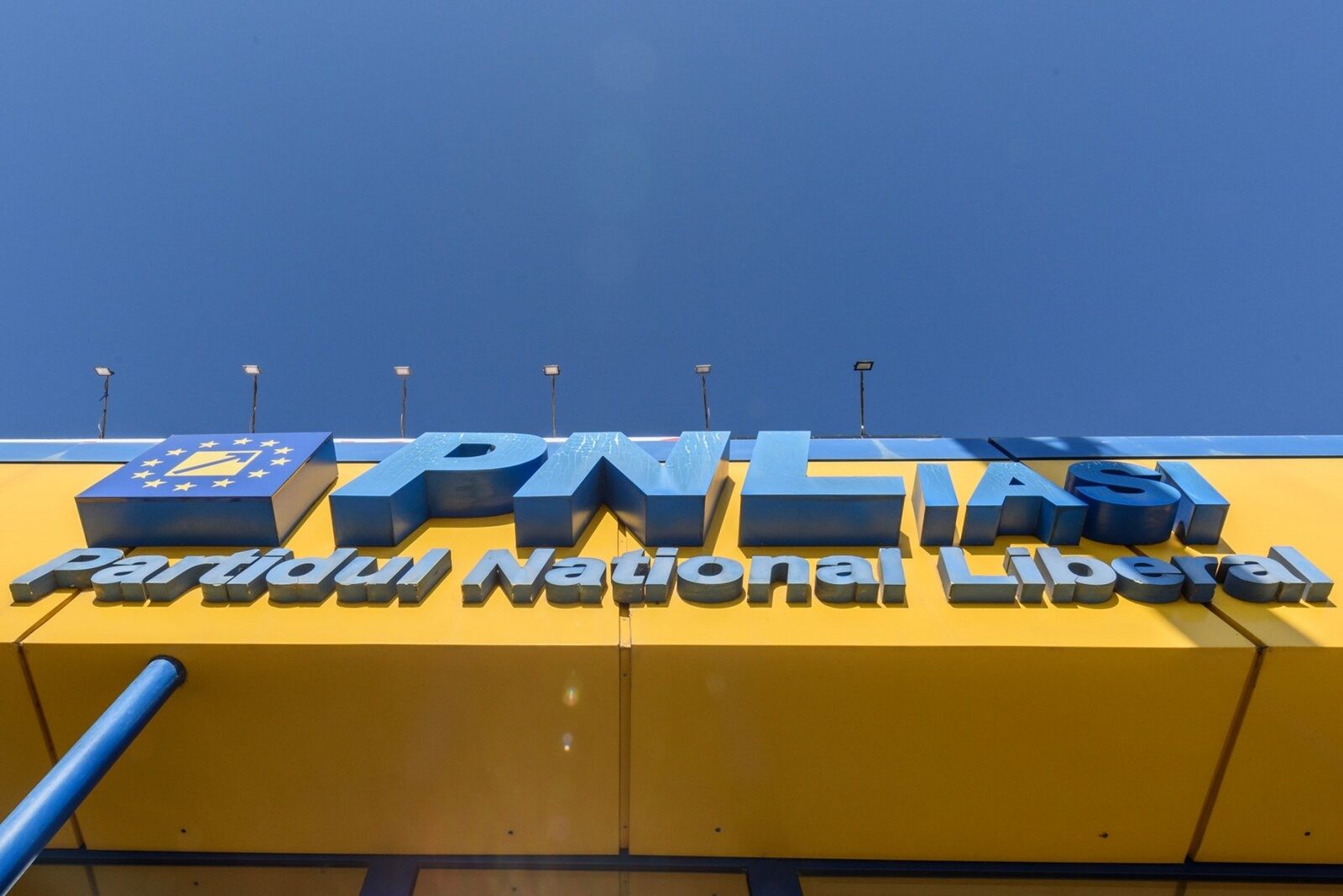PNL Iași își reafirmă diferențele interne prin măsuri dure în Biroul Politic Județean La începutul anului, PNL Iași a suscitat deja interesul publicului și al analistilor politici prin deciziile care indică o clară divergență de viziune în rândul liderilor săi locali