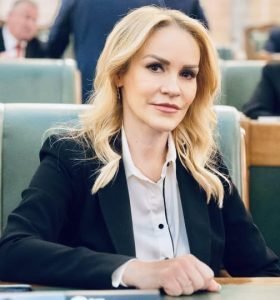 Titlu: „Gabriela Firea: Europarlamentarii PSD nu au votat Acordul UE-Mercosur, ci pentru ferme protejate” Spre dezamăgirea multora, europarlamentarii PSD nu au votat acordul pentru liberul schimb între Uniunea Europeană și Mercosur, potrivit declarațiilor recente făcute de Gabriela Firea, senator PSD
