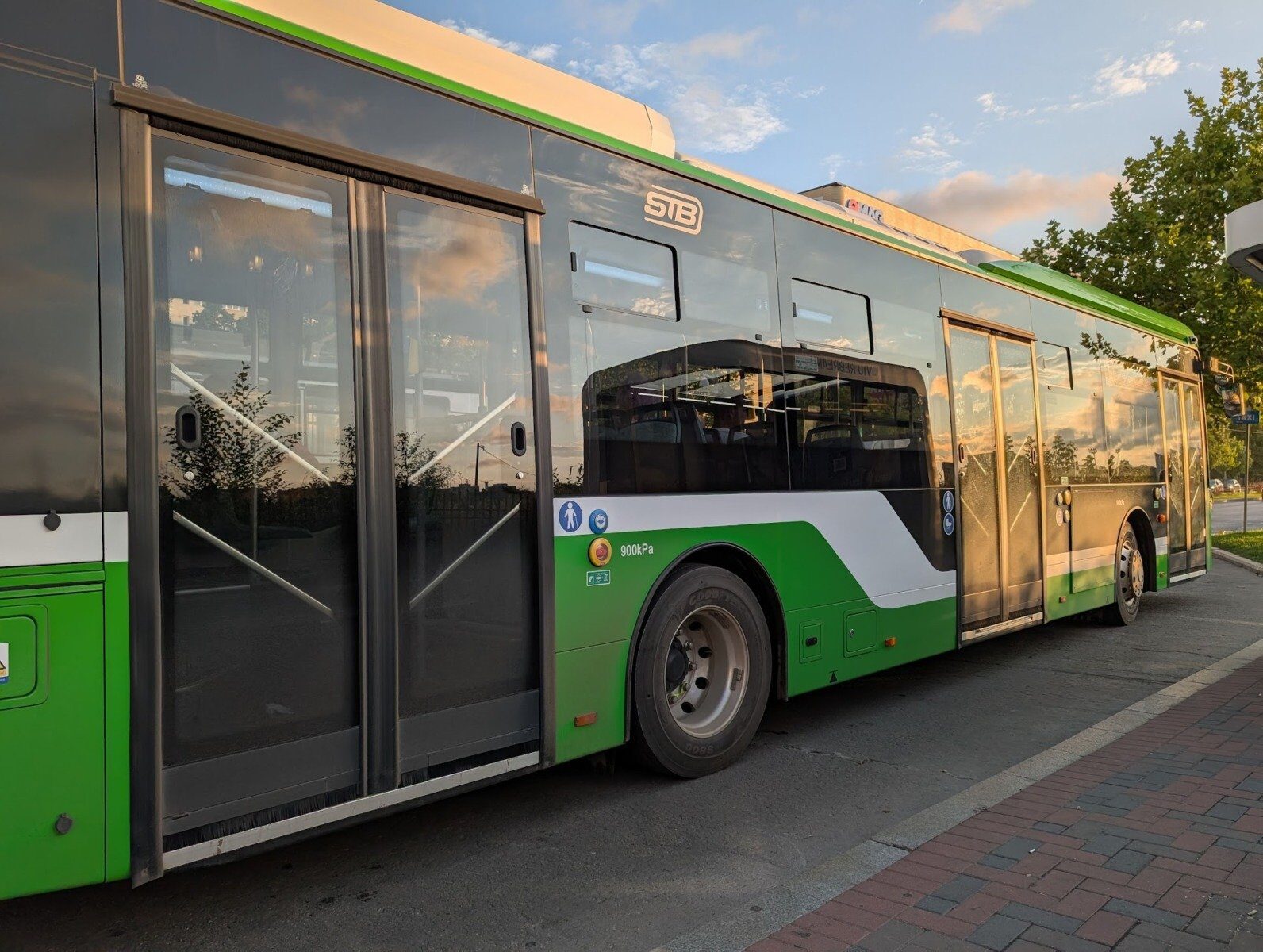 Primăria Capitalei intenționează să majoreze tarifele pentru transportul în comun, în încercarea de a face sistemul STB (Societatea de Transport București) sustenabil și de a reduce cheltuielile inutile ale instituțiilor publice din subordinea sa
