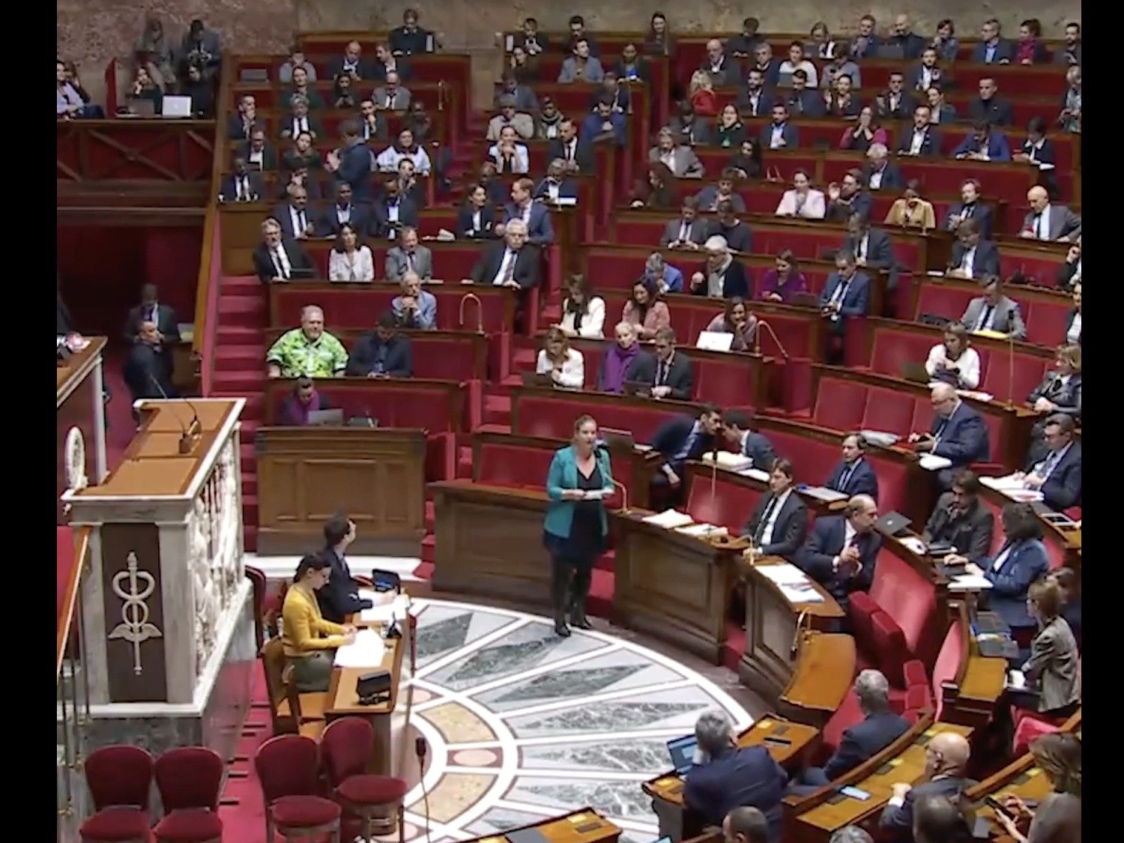 Guvernul minoritar condus de premierul francez Sébastien Lecornu a trecut miercuri testul moțiunilor de cenzură, evitând astfel o criză politică majoră care ar fi putut amenința stabilitatea administrației de la Paris